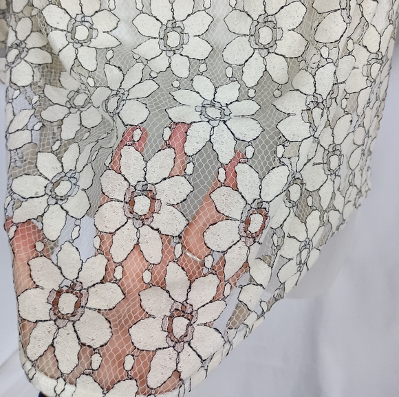 2/$30 Cute White Daisy Lace MAURICES Top(#1,282) - Picture 3 of 10